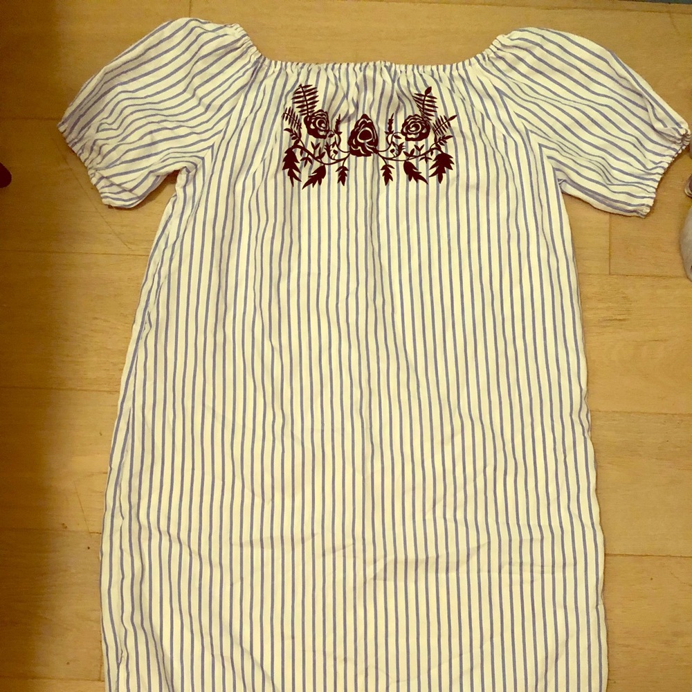 Brand new off the shoulder dress with belt!